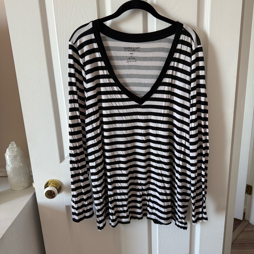 Torrid Black and White Long Sleeve Relaxed Tee